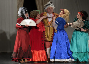 [FOTO] Spectacol cu banderole albe! Protest al actorilor Teatrului Municipal ”Traian Grozăvescu” din Lugoj împotriva desființării Casei de Cultură