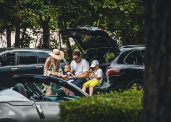 Sfaturi pentru amenajarea mașinii astfel încât să fie prietenoasă pentru copii