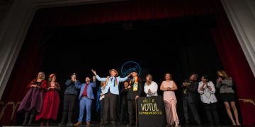 [FOTO] În deschiderea FestTeamArt 2025, actorii lugojeni au interpretat cu vervă un Caragiale mai actual ca niciodată