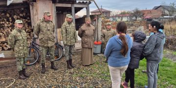 Militarii lugojeni în sprijinul Sfântului Nicolae! Ostașii au împărțit daruri și au adus bucurii și zâmbete pe chipul copiilor