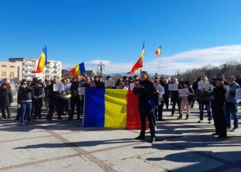Protest la Lugoj! Aproape 100 de oameni în stradă împotriva taxelor și impozitelor majorate