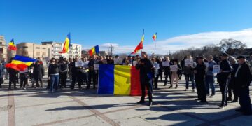Protest la Lugoj! Aproape 100 de oameni în stradă împotriva taxelor și impozitelor majorate